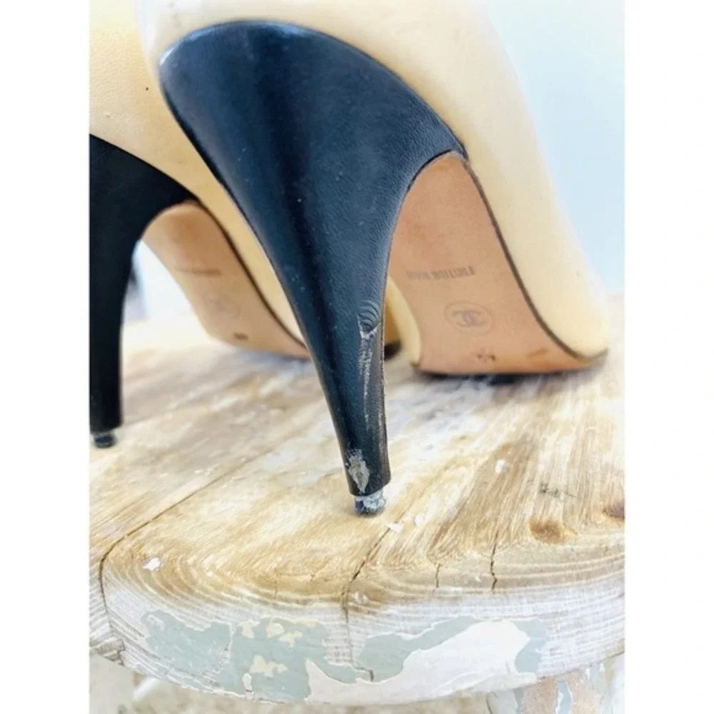 Vintage Chanel HAND MADE IN ITALY)Beige & Black Leather High‎ Heel Pumps Size 40